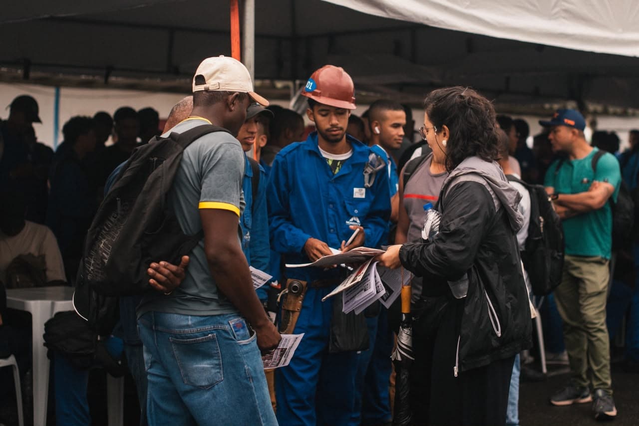 Trabalhadores recebendo jornal durante brigada.